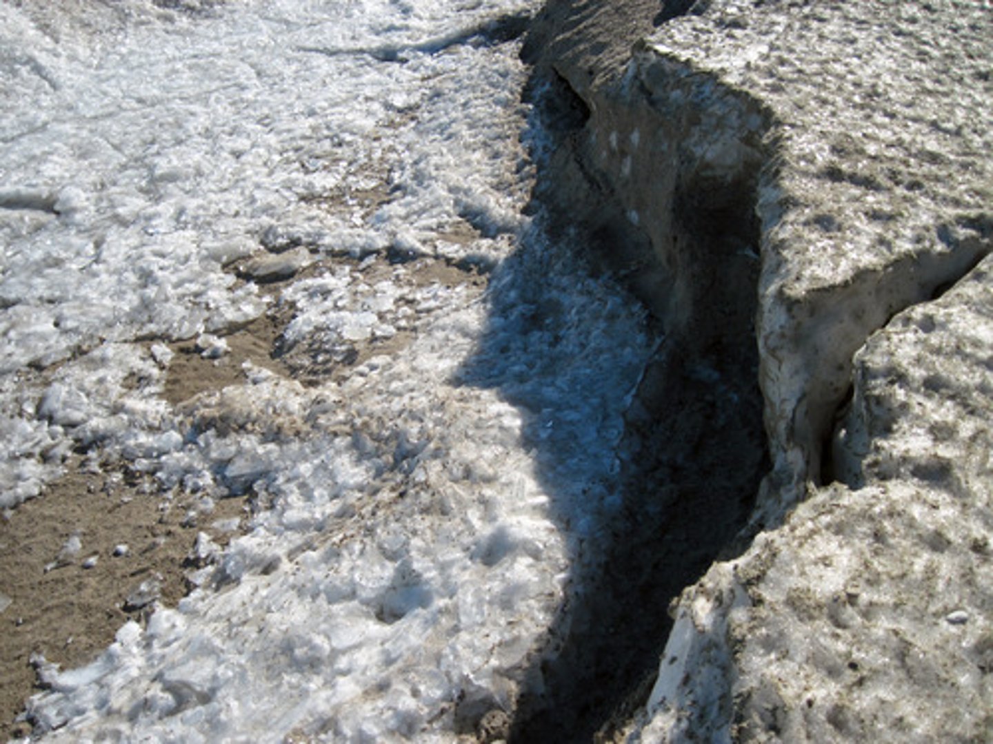 <p>n.(墙壁,岩石等的)裂缝</p>