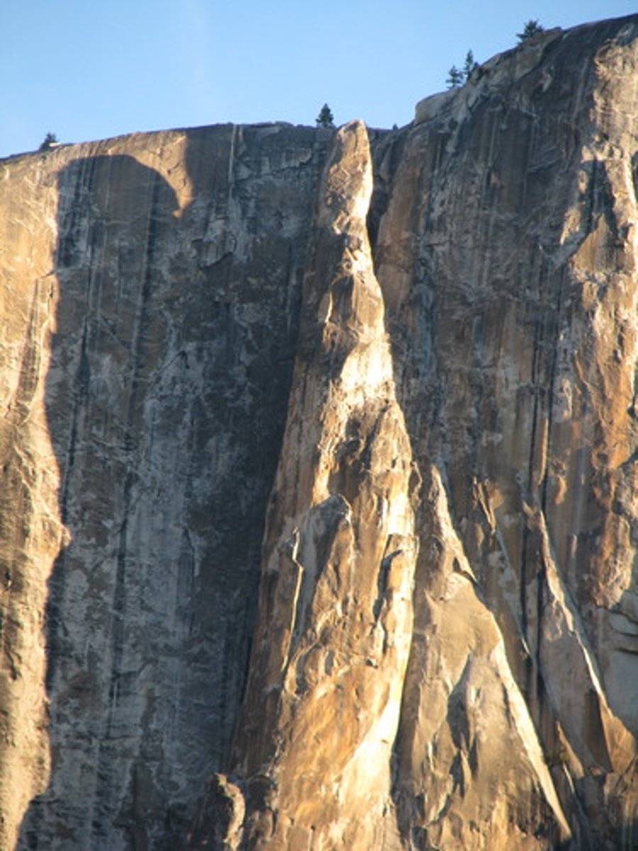 <p>dimdik/uçurum gibi</p>