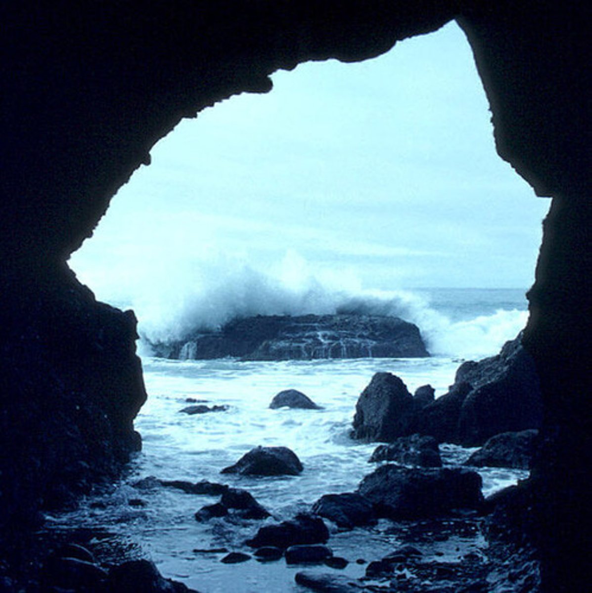 <p>une grotte (cave, BI 69)</p>