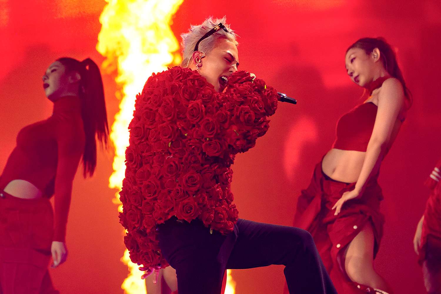 <p>perform /pəˈfɔːm/ </p>