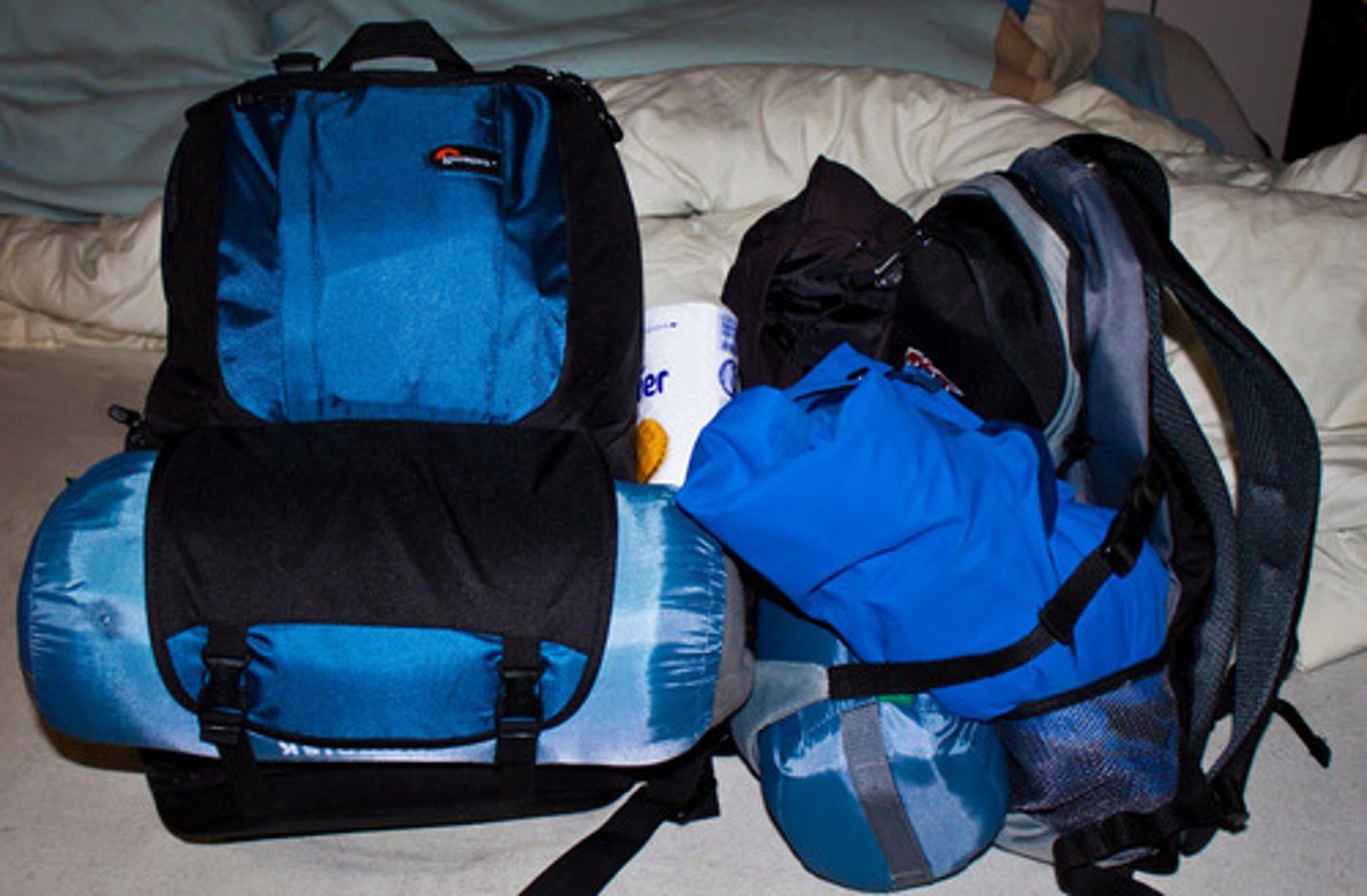 <p>estas mochilas</p><p>2 multiple choice options</p>