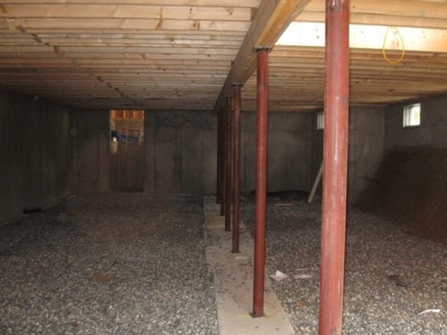 <p>A fabricated post made of steel provided with a plain flat steel bar or plate which holds girder, girt or beam.</p>