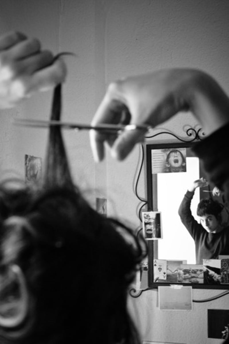 <p>to cut one's hair; to get a haircut</p>