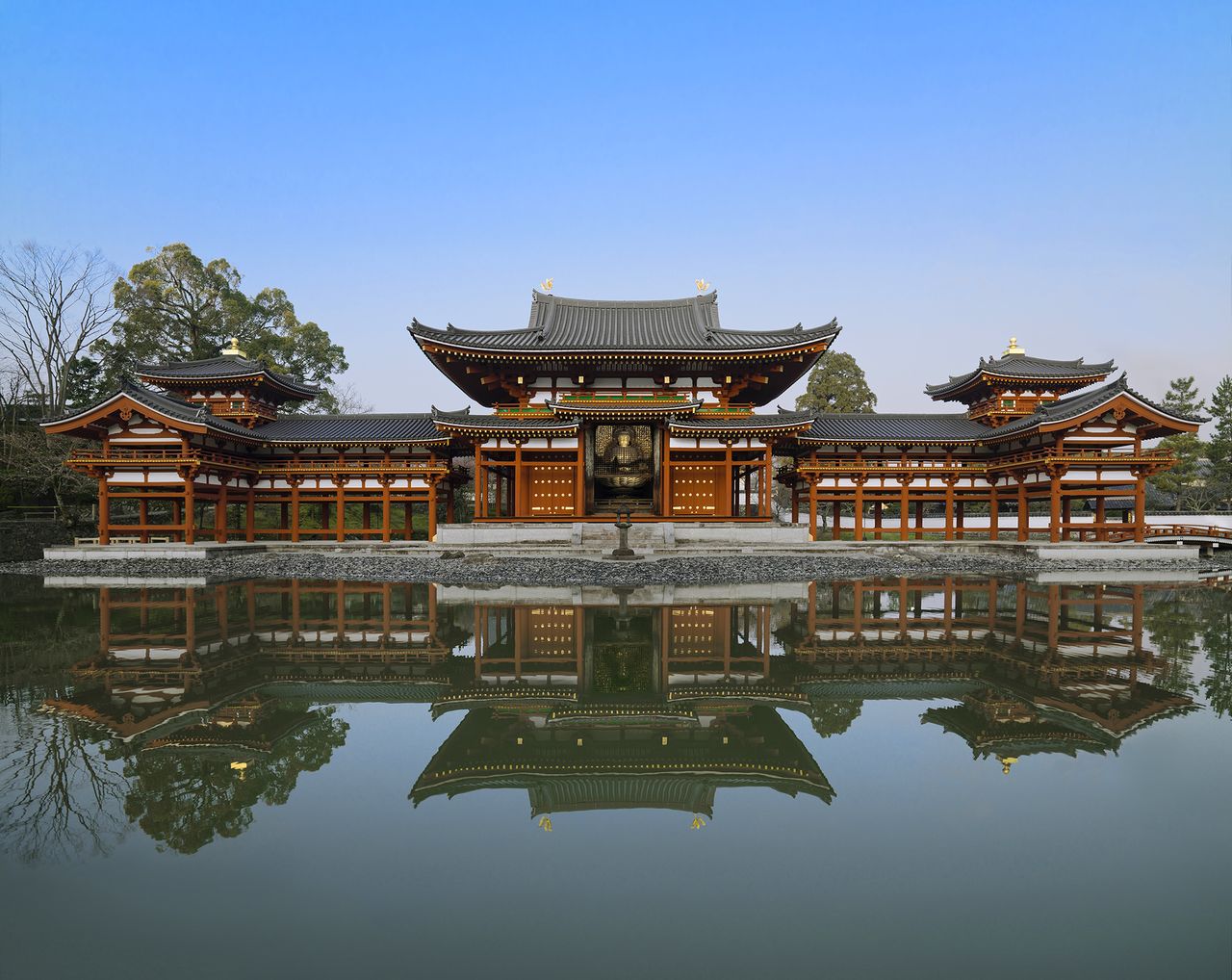 <p>Byōdō-in (平等院, "Temple of Equality") is a Buddhist temple in the city of Uji in Kyoto Prefecture, Japan, built in the late Heian period.</p>