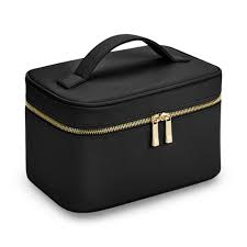 <p>toiletry bag</p>