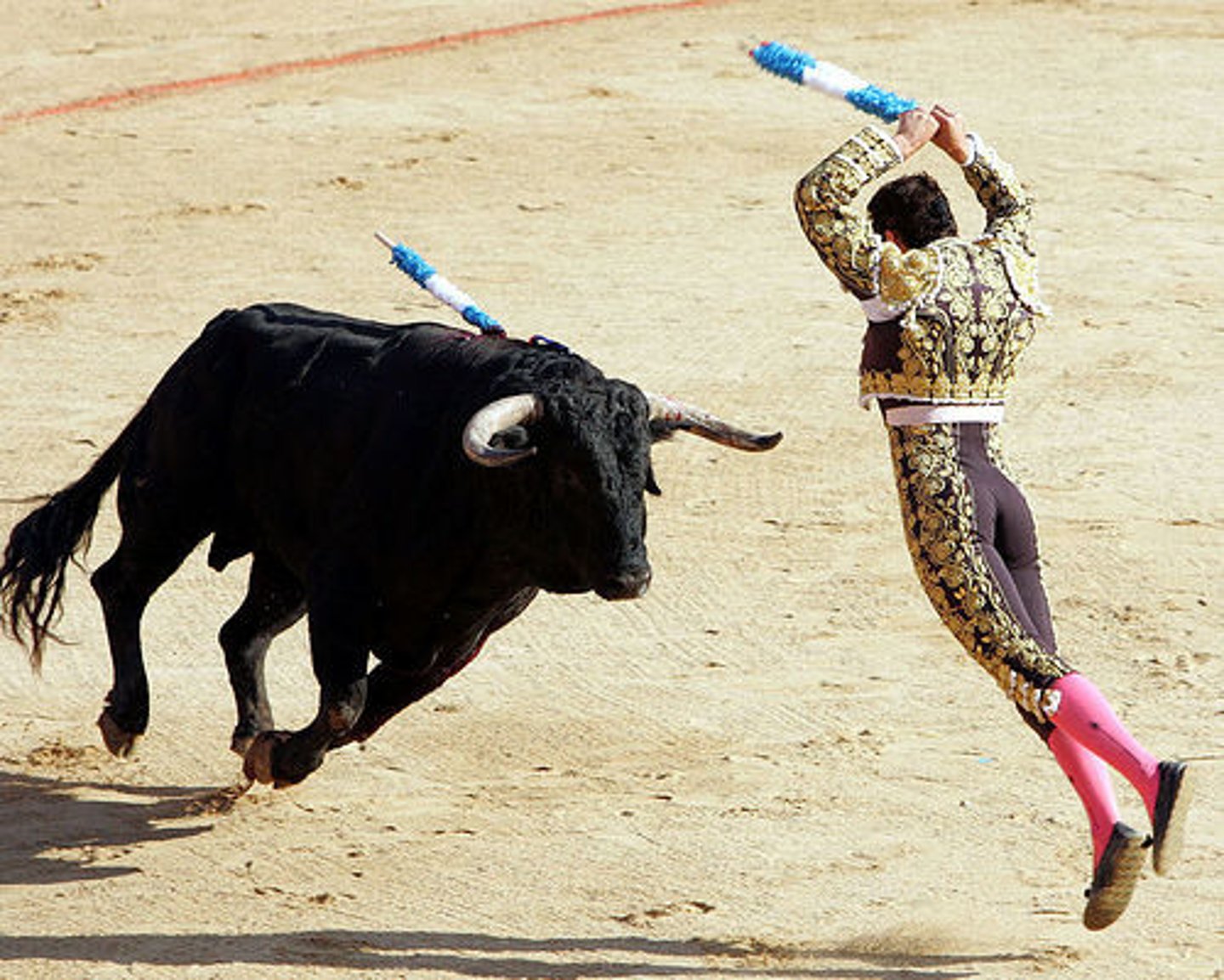 <p>the bullfighter using the banderilla in the 2nd stage</p><p>- lleva el capote rosado y amarillo</p>