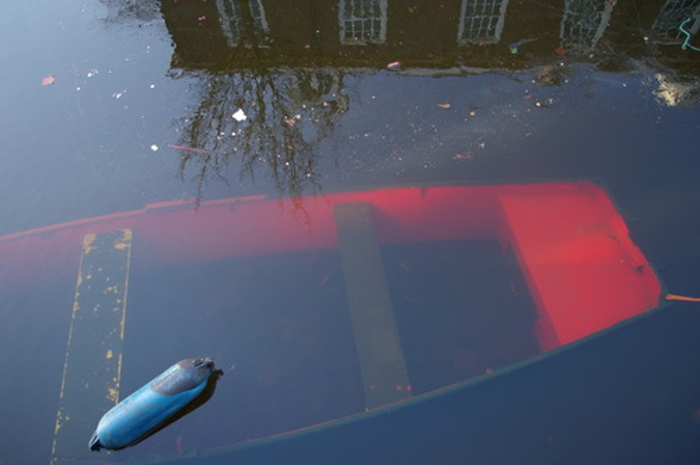 <p>ngập nước, tràn ngập</p><p>brimming with → đầy đến mức sắp tràn</p><p>awash with → tràn ngập khắp nơi (mạnh hơn)</p><p>ex: The streets were awash with plastic waste after the festival.→ Đường phố tràn ngập rác nhựa sau lễ hội.</p>