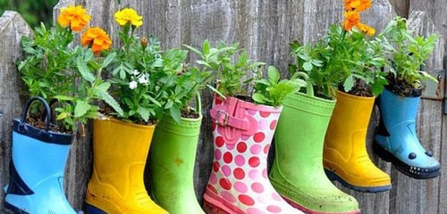 <p>найти новое применение, перепрофилировать. Example: You can easily (...) old glass jars as storage containers.</p>