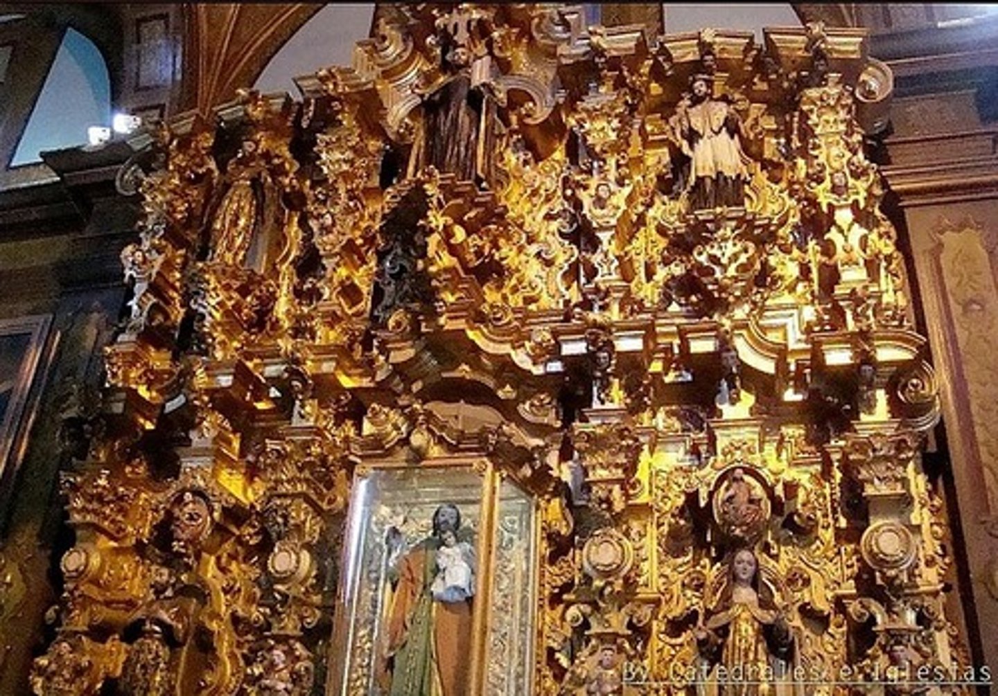 <p>17th century Spanish style featuring lavish architecture</p>