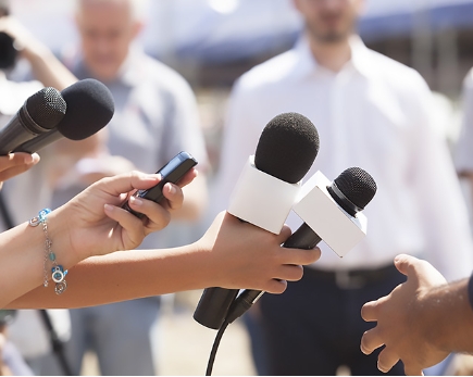 <p>Reporters and photographers work for <strong>press</strong>.</p><p><span>|pres|</span></p><p>Пресса</p>