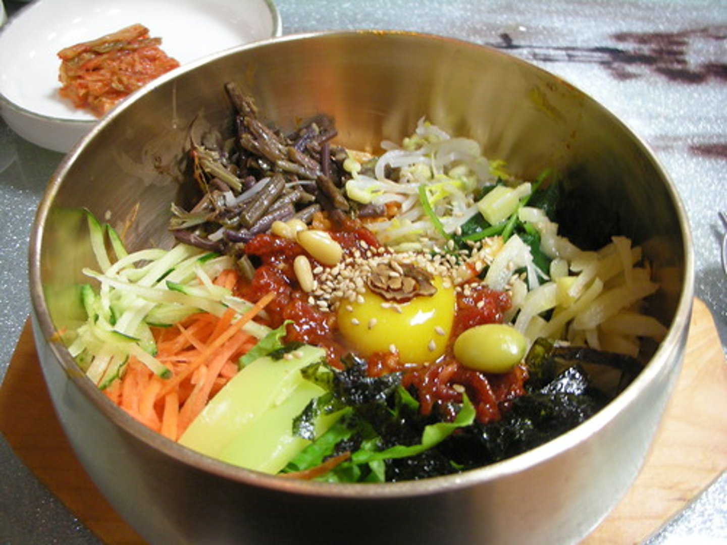 <p>món Bibimbap (cơm trộn)</p>