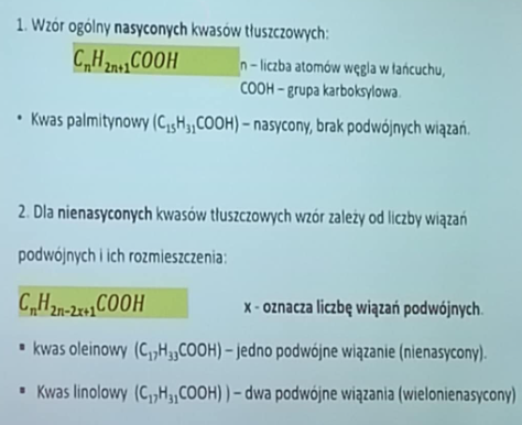 <p><strong>NASYCONE</strong></p><p>C<sub>n</sub>H<sub>2n+1</sub>COOH   gdzie n- liczba atomów węgla, COOH- grupa karboksylowa np. kwas palmitynowy C<sub>15</sub>H<sub>31</sub>COOH- nasycony brak wiązań podwójnych</p><p>NIENASYCONE</p><p>C<sub>n</sub>H<sub>2n-2x+1</sub>COOH  gdzie x- liczba wiązań podwójnych </p><p>np. kwas oleinowy- C<sub>17</sub>H<sub>33</sub>COOH jedno wiązanie podwójne (nienasycony)</p><p>kwas linolowy C<sub>17</sub>H<sub>31</sub>COOH  dwa wiązania podwójne (wielonienasycony)</p><p></p>