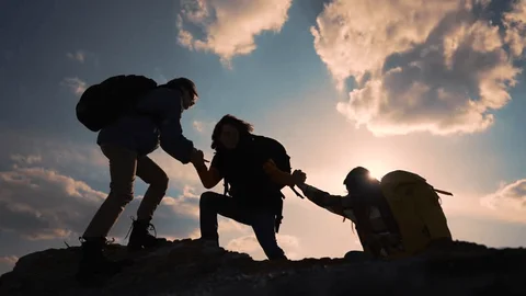 <p>помогать друг другу</p>