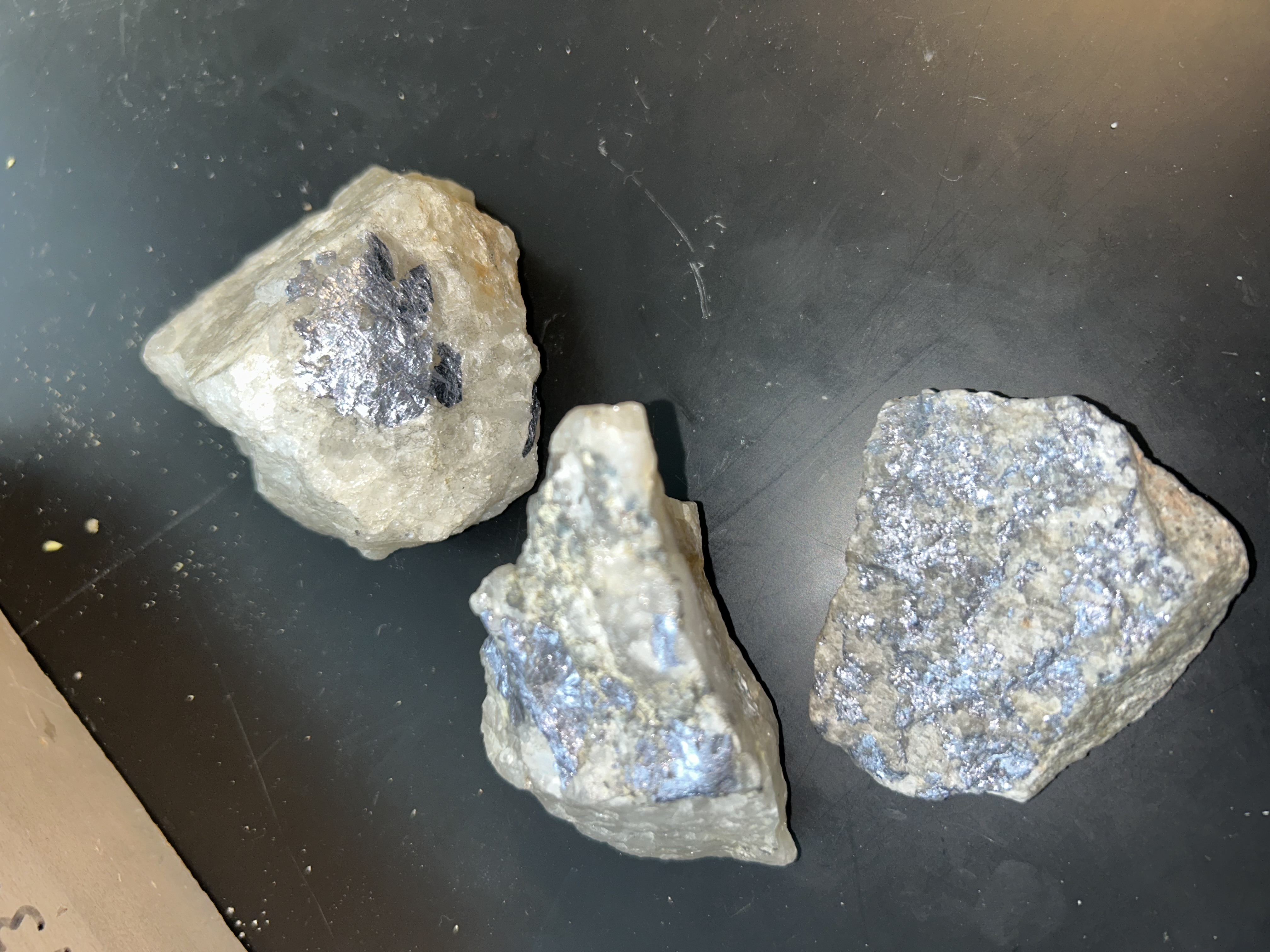 <ol><li><p>hardness: 1-1.5 (can scratch with fingernail)</p></li><li><p>﻿﻿﻿luster: metallic</p></li><li><p>﻿﻿﻿color: lead gray</p></li><li><p>﻿﻿﻿perfect cleavage with flexible, inelastic layers</p></li><li><p>﻿﻿﻿streak: silver gray</p></li></ol>