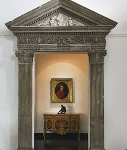 <p>Small recess in a wall</p>