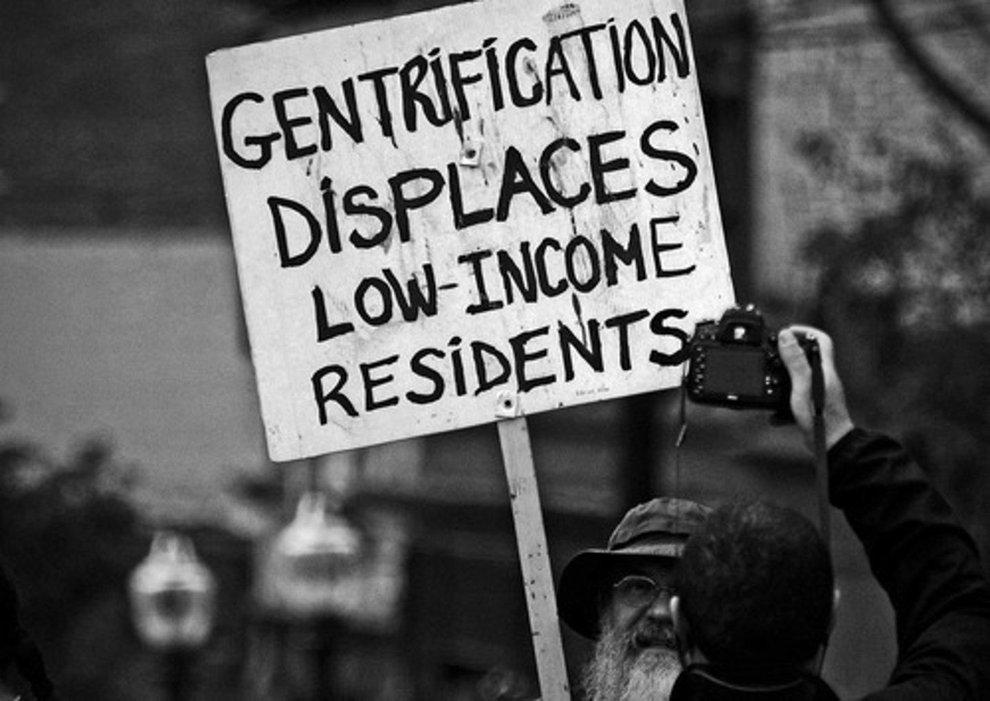 <p>quý tộc hóa đô thị</p><p>ex: gentrification changed the neighborhood from poor to posh</p>
