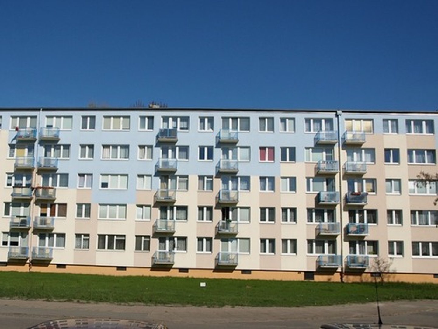<p>dãy nhà</p><p>They live in a new ................. of flats.</p>