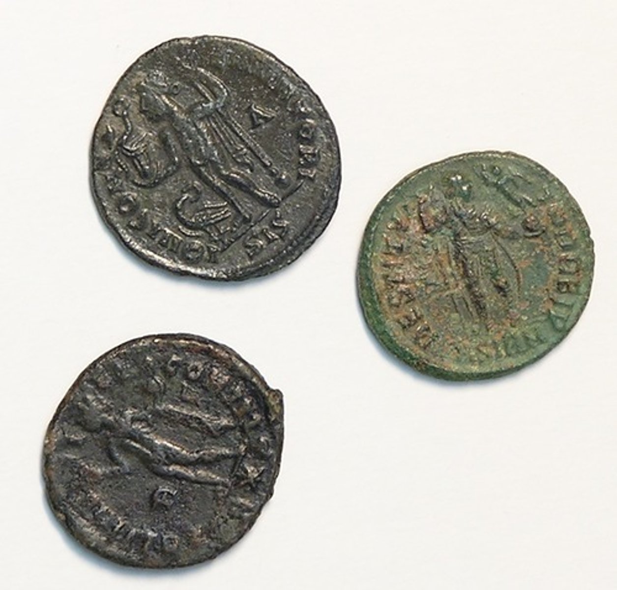 <p>pecuniae, vr.: geld</p>