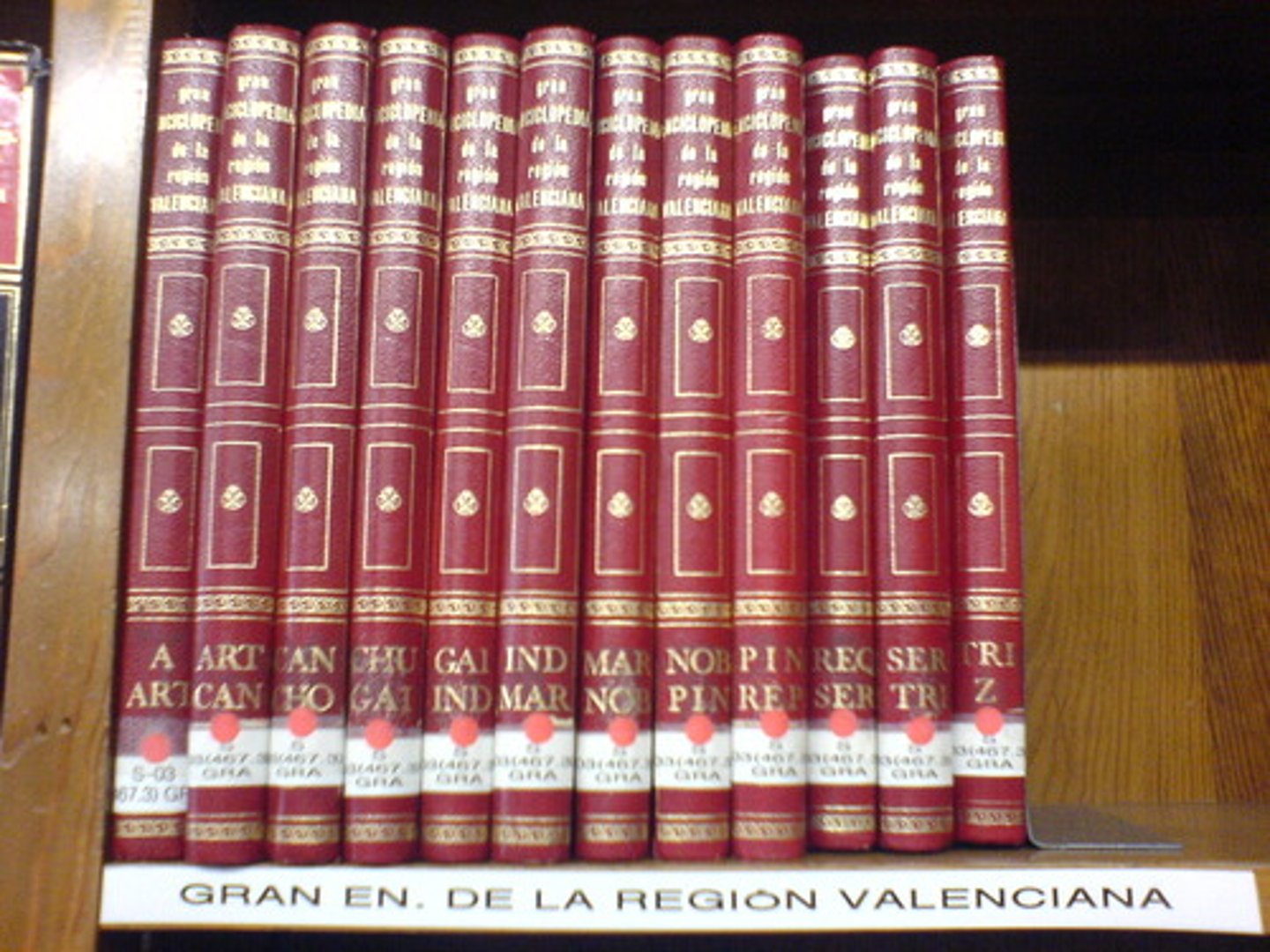 <p>boek met informatie over een groot aantal onderwerpen</p>