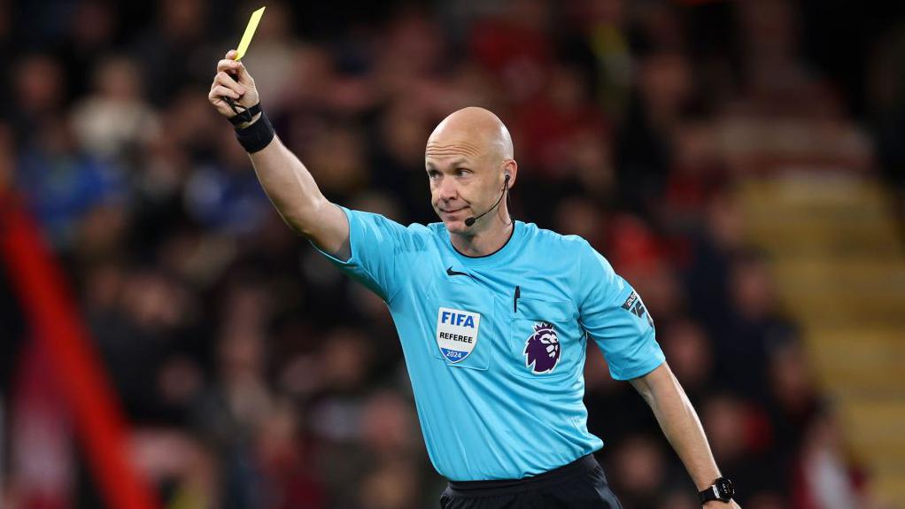 <p>Referee</p>