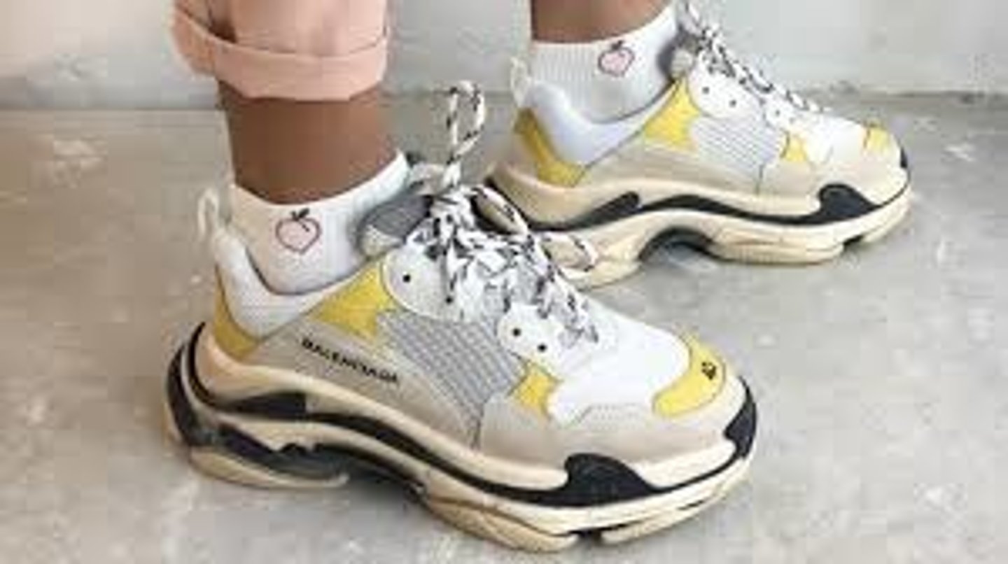 <p>(n) xu hướng, mốt, cái đang thịnh hành</p>