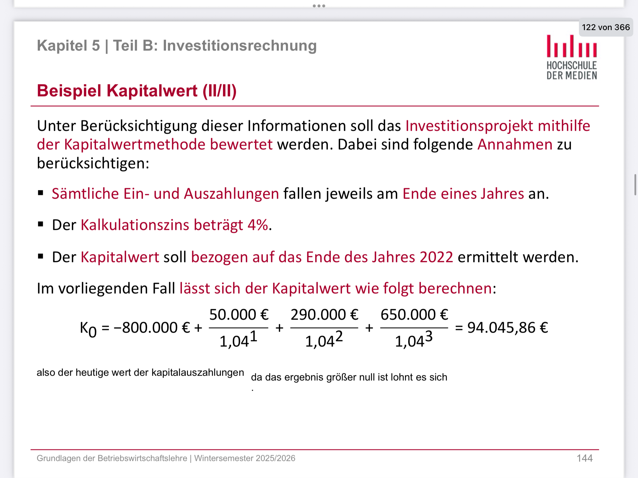 <p>Sehr gute Frage – genau hier hakt es bei vielen, und du denkst völlig richtig <span data-name="+1" data-type="emoji">👍</span></p><p>Die kurze Antwort ist: Die Investitionsauszahlung IST im Kapitalwert schon drin.</p><p>Ich erkläre dir das ganz langsam und logisch.</p><p></p><p></p><p></p><p></p><p><strong>1. Was der Kapitalwert wirklich ist (ganz wichtig!)</strong></p><p></p><p></p><p>Der Kapitalwert ist NICHT</p><p></p><p>„der Wert der Rückflüsse“</p><p></p><p>sondern:</p><p></p><p>Kapitalwert = (heutiger Wert aller Rückflüsse) − (Investitionsauszahlung)</p><p></p><p><span data-name="point_right" data-type="emoji">👉</span> Die Investitionsauszahlung wurde also bereits abgezogen.</p><p></p><p></p><p></p><p></p><p><strong>2. Gedanklich Schritt für Schritt</strong></p><p></p><p></p><p></p><p><strong>Schritt 1: Du rechnest alles auf „heute“</strong></p><p></p><p></p><ul><li><p>Alle zukünftigen Rückflüsse → heutige Werte</p></li><li><p>Investitionsauszahlung → ist schon heute, also unverändert</p></li></ul><p></p><p></p><p></p><p></p><p></p><p><strong>Schritt 2: Du vergleichst beides</strong></p><p></p><p></p><p>Eigentlich machst du genau das:</p><p></p><p>\text{heutiger Wert der Rückflüsse} \;\; \text{vs.} \;\; \text{Investitionsauszahlung}</p><p></p><p>Aber statt zwei Zahlen zu vergleichen, ziehst du sie voneinander ab.</p><p></p><p></p><p></p><p></p><p><strong>3. Warum man „> 0“ prüft</strong></p><p></p><p></p><p>Stell dir vor:</p><p></p><ul><li><p>heutiger Wert der Rückflüsse = 10.639 €</p></li><li><p>Investitionsauszahlung = 10.000 €</p></li></ul><p></p><p></p><p>Jetzt rechnest du:</p><p></p><p>10.639 € - 10.000 € = +639 €</p><p></p><p><span data-name="point_right" data-type="emoji">👉</span> Diese +639 € sind der Kapitalwert.</p><p></p><p></p><p></p><p></p><p><strong>Was sagt „Kapitalwert = +639 €“?</strong></p><p></p><p></p><p>Nachdem ich meine Investition vollständig zurückbezahlt habe,</p><p>bleiben mir (heute gerechnet) noch 639 € übrig.</p><p></p><p>Deshalb:</p><p></p><ul><li><p>Kapitalwert > 0 → Rückflüsse größer als Investition <span data-name="check_mark_button" data-type="emoji">✅</span></p></li><li><p>Kapitalwert = 0 → exakt gleich</p></li><li><p>Kapitalwert < 0 → Rückflüsse kleiner als Investition <span data-name="cross_mark" data-type="emoji">❌</span></p></li></ul><p></p><p></p><p><span data-name="point_right" data-type="emoji">👉</span> Der Vergleich IST also schon passiert.</p><p></p><p></p><p></p><p></p><p><strong>4. Warum man nicht extra sagt „größer als Investition“</strong></p><p></p><p></p><p>Weil das mathematisch doppelt gemoppelt wäre:</p><p></p><ul><li><p>Kapitalwert ist bereits die Differenz</p></li><li><p>„größer als 0“ heißt automatisch:<br>Rückflüsse > Investitionsauszahlung</p></li></ul><p></p><p></p><p><span data-name="bulb" data-type="emoji">💡</span> Vergleich:</p><p></p><ul><li><p>Temperatur:<br></p><ul><li><p>+5 °C → über dem Gefrierpunkt</p></li><li><p>Man sagt nicht: „größer als 0 UND größer als Gefrierpunkt“</p></li></ul></li><li><p></p></li></ul><p></p><p></p><p></p><p></p><p></p><p><strong>5. Ein ganz simples Bild </strong><span data-name="brain" data-type="emoji">🧠</span></p><p></p><p></p><p>Stell dir vor:</p><p></p><ul><li><p>du zahlst 10 €</p></li><li><p>bekommst später 12 € (heute gerechnet) zurück</p></li></ul><p></p><p></p><p>Dann sagst du:</p><p></p><ul><li><p>„Ich habe 2 € Gewinn gemacht“</p></li></ul><p></p><p></p><p>Du sagst nicht:</p><p></p><ul><li><p>„Die 12 € sind größer als die 10 €“</p></li></ul><p></p><p></p><p><span data-name="point_right" data-type="emoji">👉</span> Die 2 € sind schon der Vergleich.</p><p></p><p></p><p></p><p></p><p><strong>6. Merksatz (sehr wichtig für Prüfungen!)</strong></p><p></p><p></p><p>Der Kapitalwert ist der Überschuss der Investition über die Investitionsauszahlung, auf heute bezogen.</p><p></p><p>Oder kurz:</p><p></p><p>Kapitalwert > 0 = Investition lohnt sich</p><p></p><p></p><p></p><p>Wenn du möchtest, erkläre ich dir jetzt noch:</p><p></p><ul><li><p>den Unterschied zwischen Kapitalwert &amp; Gewinn</p></li><li><p>oder mache ein Mini-Beispiel mit nur 2 Jahren und ohne Tabelle</p></li><li><p>oder helfe dir, das so zu formulieren, dass du es genau so in einer Klausur erklären kannst</p></li></ul><p></p><p></p><p><span>Exzellente Frage – das ist der letzte gedankliche Knoten </span><span data-name="+1" data-type="emoji">👍</span></p><p><span>Die Antwort ist etwas kontraintuitiv, deshalb ganz ruhig und logisch:</span></p><p></p><p><span>In der Kapitalwertrechnung zahlt in Wirklichkeit niemand diese Zinsen.</span></p><p><span>Die Zinsen sind ein Rechenmaßstab, kein echter Zahlungsstrom.</span></p><p></p><p><span>Ich erkläre dir wer „gedanklich“ an wen zahlt.</span></p><p></p><p></p><p></p><p></p><p><span><strong>1. Woher kommen die „Zinsen“ überhaupt?</strong></span></p><p></p><p></p><p><span>Der Zinssatz (z. B. 5 %) heißt:</span></p><p></p><ul><li><p><span>Kalkulationszins</span></p></li><li><p><span>Mindestverzinsung</span></p></li><li><p><span>Opportunitätszins</span></p></li></ul><p></p><p></p><p><span data-name="point_right" data-type="emoji">👉</span><span> Er sagt:</span></p><p></p><p><span>„Wenn ich mein Geld nicht investiere, könnte ich es anderswo mit 5 % anlegen.“</span></p><p></p><p></p><p></p><p></p><p><span><strong>2. Wer zahlt also diese 5 %?</strong></span></p><p></p><p></p><p></p><p><span><strong>Ehrliche Antwort:</strong></span></p><p></p><p></p><p><span>Niemand zahlt sie real.</span></p><p></p><p><span>Die 5 % sind:</span></p><p></p><ul><li><p><span>der Maßstab, den du anlegst</span></p></li><li><p><span>der Vergleich mit der besten Alternative</span></p></li></ul><p></p><p></p><p></p><p></p><p></p><p><span><strong>3. Gedankliches Bild (sehr wichtig!)</strong></span></p><p></p><p></p><p><span>Stell dir vor, du hast zwei Möglichkeiten:</span></p><p></p><p></p><p><span><strong>Möglichkeit A: Investition</strong></span></p><p></p><p></p><ul><li><p><span>Du steckst 10.000 € in eine Maschine</span></p></li><li><p><span>Sie bringt dir Rückflüsse in den nächsten Jahren</span></p></li></ul><p></p><p></p><p></p><p><span><strong>Möglichkeit B: Alternative</strong></span></p><p></p><p></p><ul><li><p><span>Du legst die 10.000 € z. B. bei der Bank an</span></p></li><li><p><span>Du bekommst 5 % Zinsen pro Jahr</span></p></li></ul><p></p><p></p><p><span data-name="point_right" data-type="emoji">👉</span><span> Die Bank zahlt dir in Möglichkeit B die Zinsen.</span></p><p></p><p></p><p></p><p></p><p><span><strong>4. Was macht die Kapitalwertrechnung?</strong></span></p><p></p><p></p><p><span>Sie fragt:</span></p><p></p><p><span>„Bringt mir die Investition mindestens genauso viel,</span></p><p><span>wie Möglichkeit B (die sichere 5 %-Anlage)?“</span></p><p></p><p><span>Deshalb:</span></p><p></p><ul><li><p><span>werden zukünftige Rückflüsse so gerechnet,<br>als müsstest du dir heute 5 % entgehen lassen, wenn du investierst</span></p></li></ul><p></p><p></p><p></p><p></p><p></p><p><span><strong>5. Warum man abzinst (jetzt der Kern)</strong></span></p><p></p><p></p><p><span>Wenn du heute 10.000 € hast:</span></p><p></p><ul><li><p><span>legst du sie mit 5 % an → mehr Geld in der Zukunft</span></p></li></ul><p></p><p></p><p><span>Wenn du aber investierst:</span></p><p></p><ul><li><p><span>ist das Geld gebunden</span></p></li><li><p><span>du verzichtest auf diese Zinsen</span></p></li></ul><p></p><p></p><p><span data-name="point_right" data-type="emoji">👉</span><span> Die Abzinsung berücksichtigt genau diesen Verzicht.</span></p><p></p><p></p><p></p><p></p><p><span><strong>6. Wer zahlt „gedanklich“ die Zinsen?</strong></span></p><p></p><p></p><p><span>Man kann es so sehen (nur als Denkmodell):</span></p><p></p><ul><li><p><span>Die Investition „muss“ dir die 5 % erwirtschaften</span></p></li><li><p><span>sonst wäre die Bankanlage besser gewesen</span></p></li></ul><p></p><p></p><p><span>Aber:</span></p><p><span data-name="cross_mark" data-type="emoji">❌</span><span> Die Maschine zahlt dir keine Zinsen</span></p><p><span data-name="cross_mark" data-type="emoji">❌</span><span> Du zahlst niemandem Zinsen</span></p><p></p><p><span data-name="check_mark_button" data-type="emoji">✅</span><span> Die Zinsen sind ein Vergleichsmaßstab</span></p><p></p><p></p><p></p><p></p><p><span><strong>7. Extrem einfach gesagt</strong></span></p><p></p><p></p><p><span>Die Zinsen in der Kapitalwertrechnung sind</span></p><p><span>der Preis dafür, dass dein Geld Zeit braucht.</span></p><p></p><p><span>Oder noch kürzer:</span></p><p></p><p><span>Es ist dein eigener Anspruch an dein Geld.</span></p><p></p><p></p><p></p><p></p><p><span><strong>8. Merksatz (prüfungsreif)</strong></span></p><p></p><p></p><p><span>Der Kalkulationszins ist kein realer Zahlungsstrom, sondern der Mindestzins, den eine Investition erwirtschaften muss.</span></p><p></p><p></p><p></p><p><span>Wenn du willst, kann ich dir das noch:</span></p><p></p><ul><li><p><span>mit einem Bankkonto-Vergleich</span></p></li><li><p><span>mit einer Person-zu-Person-Analogie</span></p></li><li><p><span>oder mit einer typischen Prüfungsfrage + Musterantwort</span></p></li></ul><p></p><p></p><p><span>erklären.</span></p>