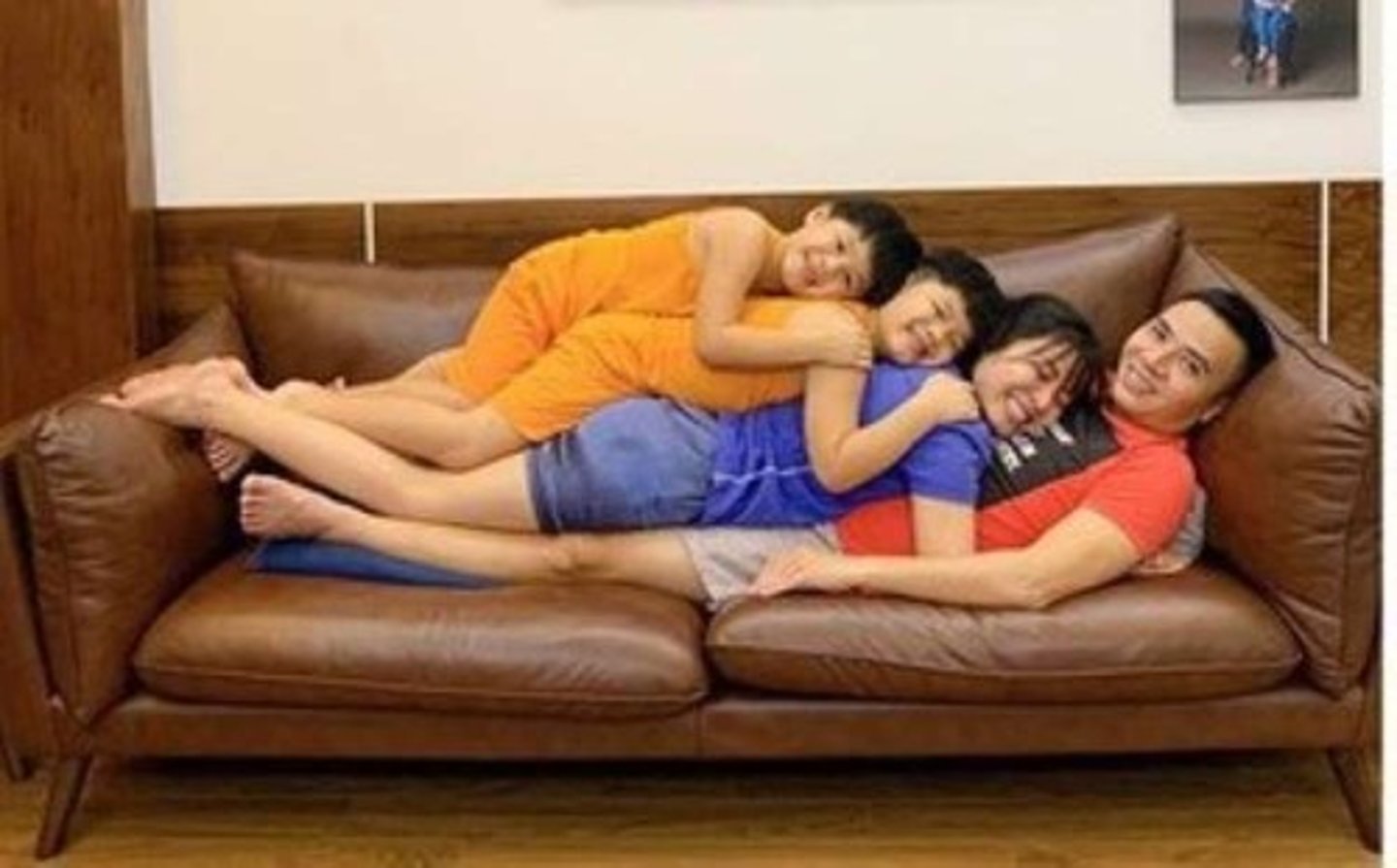 <p>dựa dẫm vào ai</p>