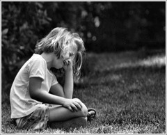 Elle pleure, elle est triste, elle a beaucoup de __________.