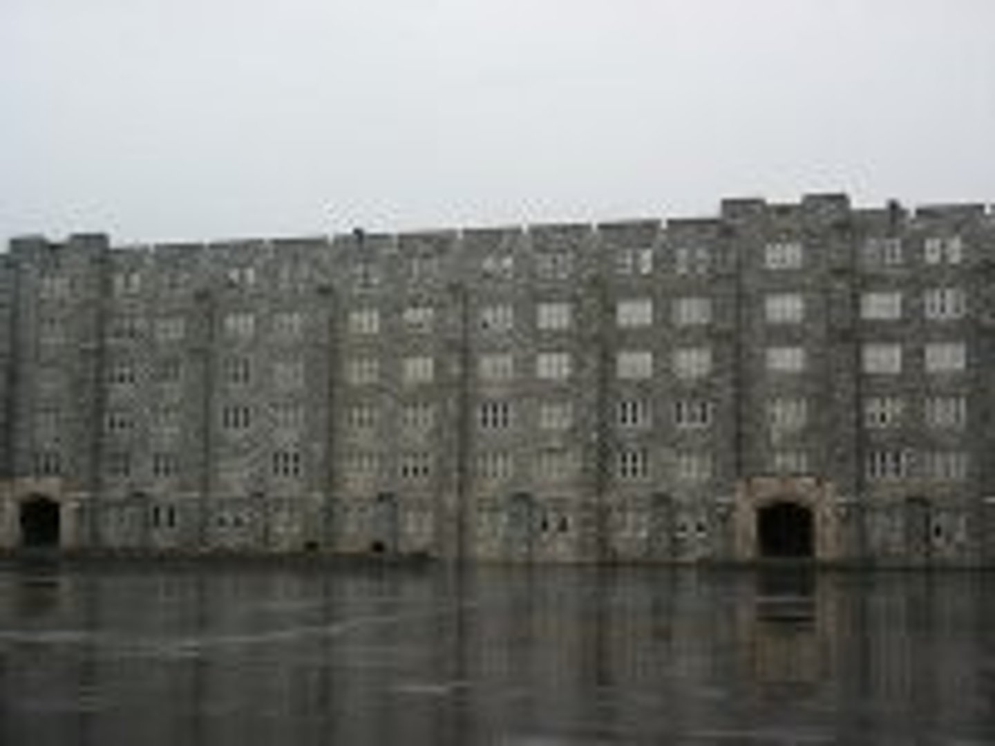 <p>barracks http://o.quizlet.com/i/yr2EtneVhIIfocAQiu4HVA.jpg</p>