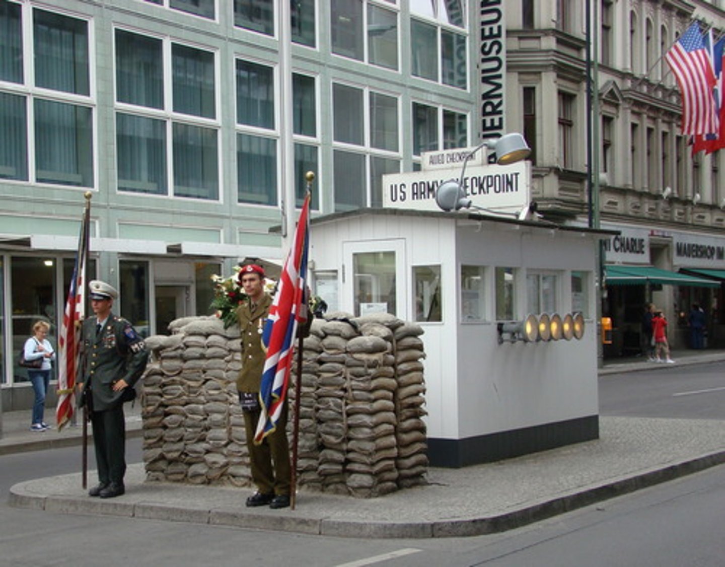 <p>Grenzkontrolle; hier konnte man von den Osten in den Westen gehen</p>