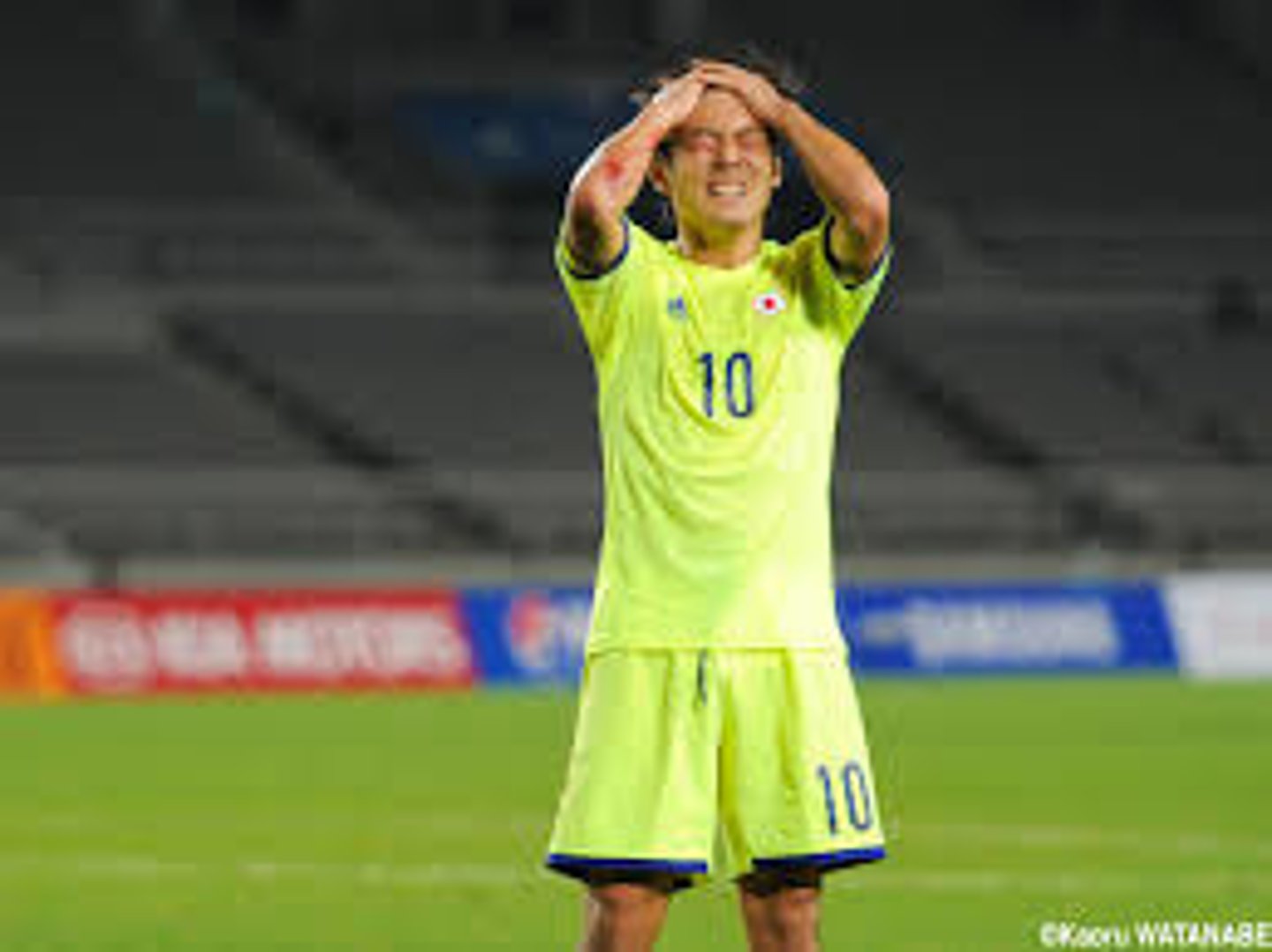 <p>cay cú, tiếc, bực tức (vì tiếc nuối, vì bỏ công sức không đem lại kết quả, vì thua,...)</p>