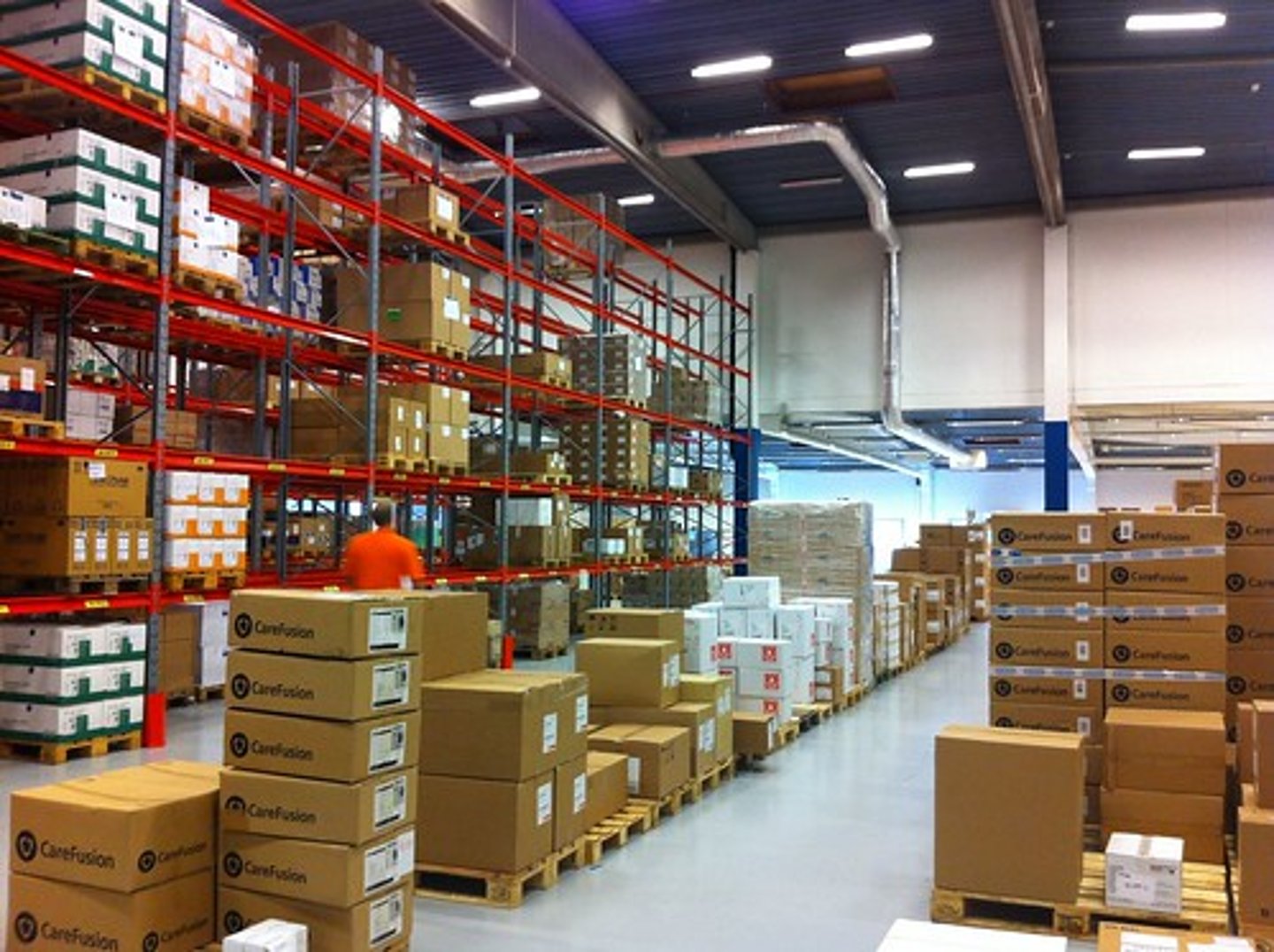 <p>a building where things are stored</p><p>e.g.: The goods have been sitting in a _________ for months because a strike has prevented distribution.</p>