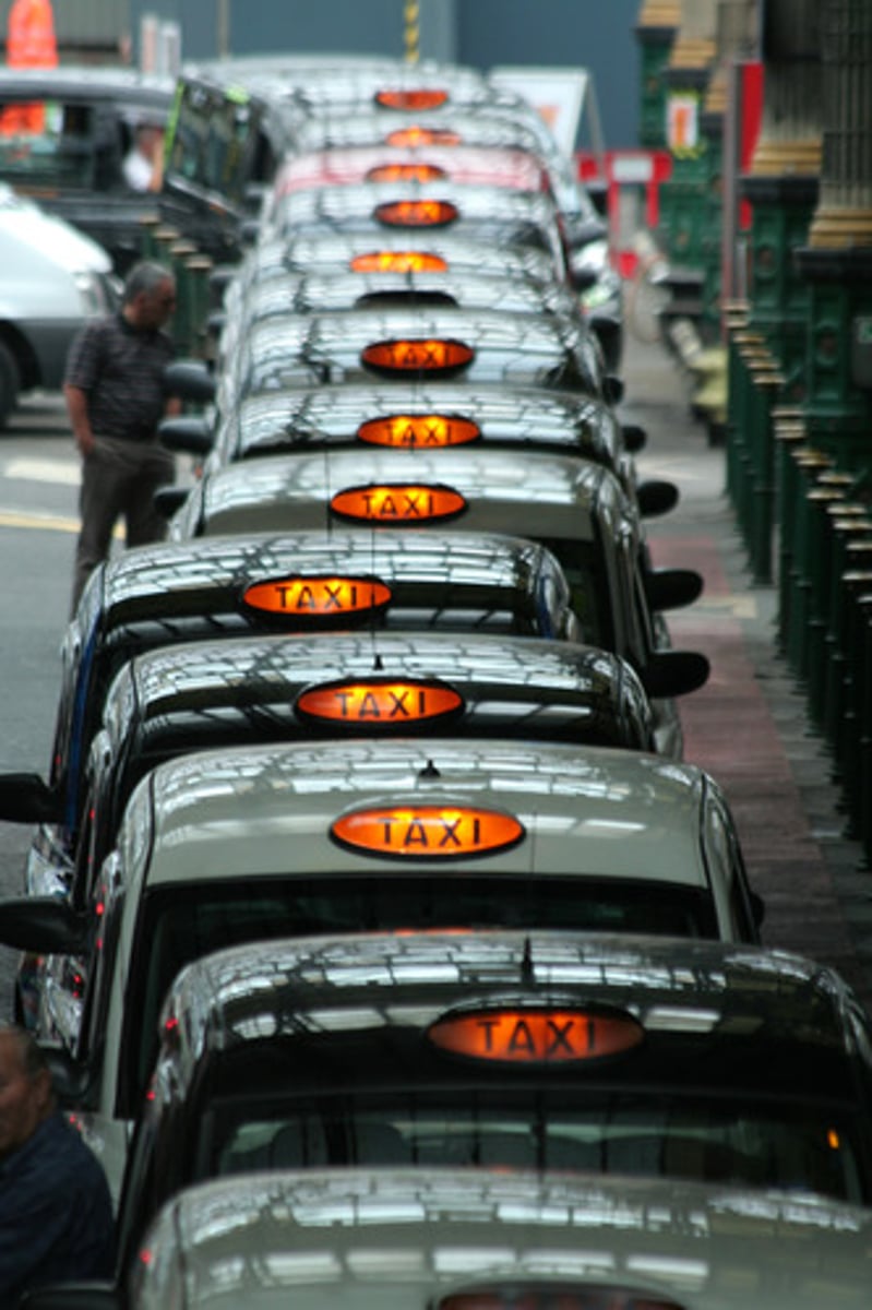 <p>bãi đỗ taxi</p>