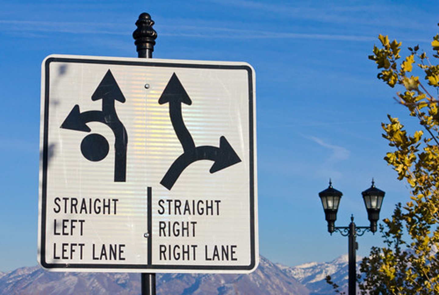 <p>Traffic ahead moves in a</p><p>counterclockwise direction.</p><p>Drivers should enter at a low</p><p>speed and yield to traffic already</p><p>using the circle.</p>