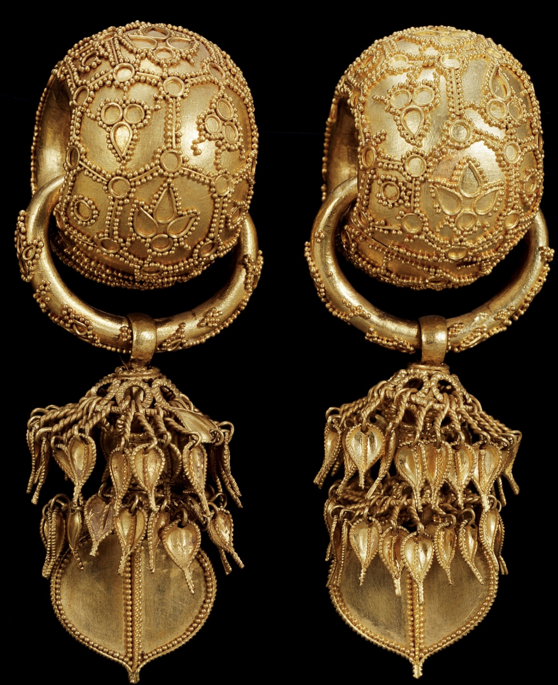 <p>Time: 6th Century </p><p>Found: Silla Kingdom; Bubuchong Tomb (부부총)</p><p>shows lots of granulation</p>