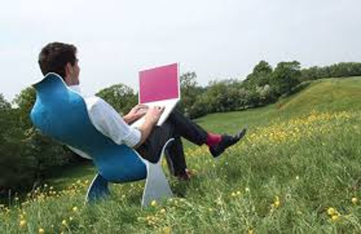 <p>a person who works within a profession but with no fixed long-term responsibility to any one company</p>
