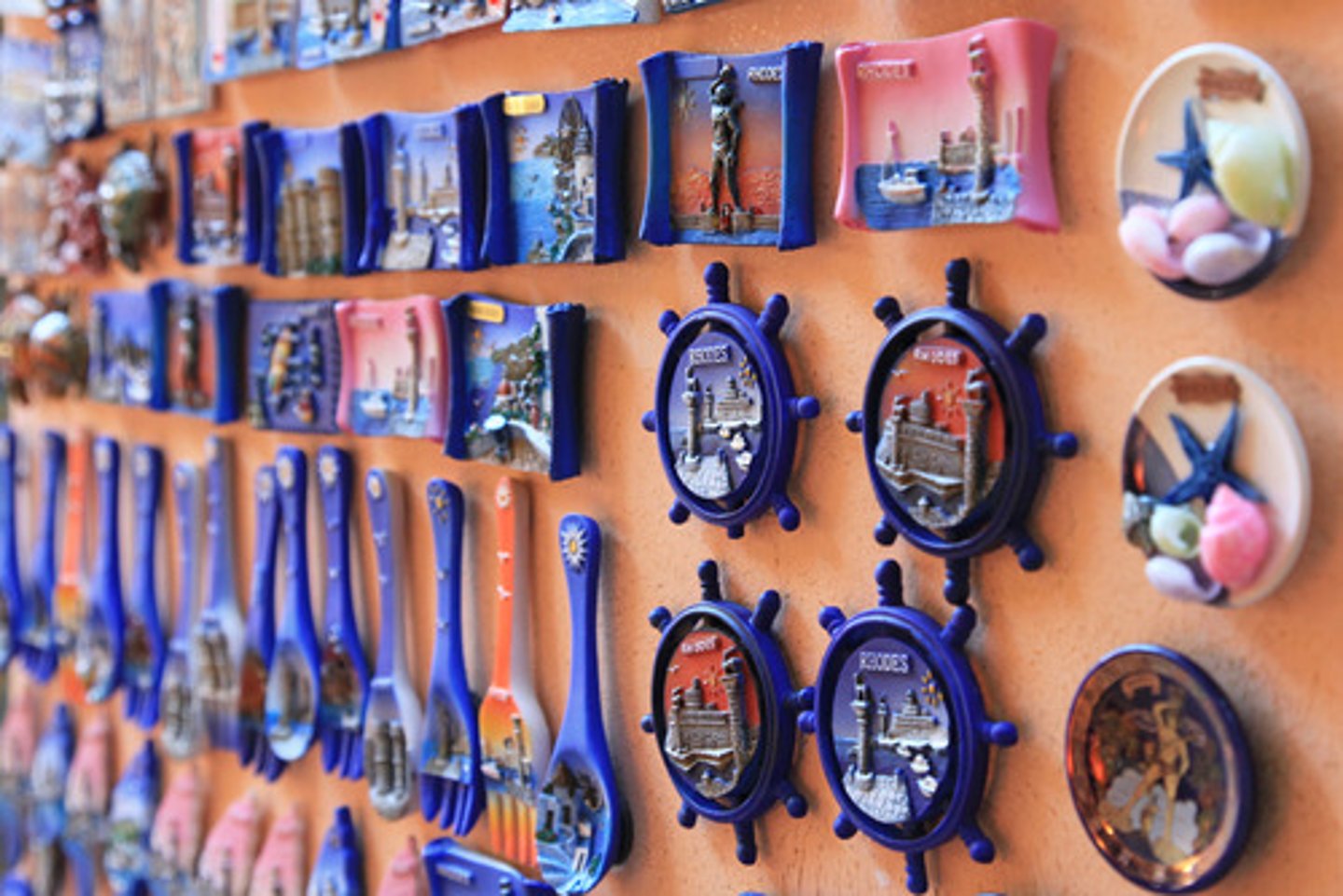 <p>(n): đồ lưu niệm</p>