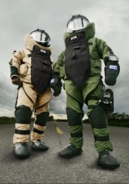<ul><li><p>provides extensive blast and fragmentation protection</p></li><li><p>multiple layers: trousers, groin protector, torso, helmet</p></li><li><p>fan and full body cooling system</p></li><li><p>weighs over 85 lbs</p></li></ul>