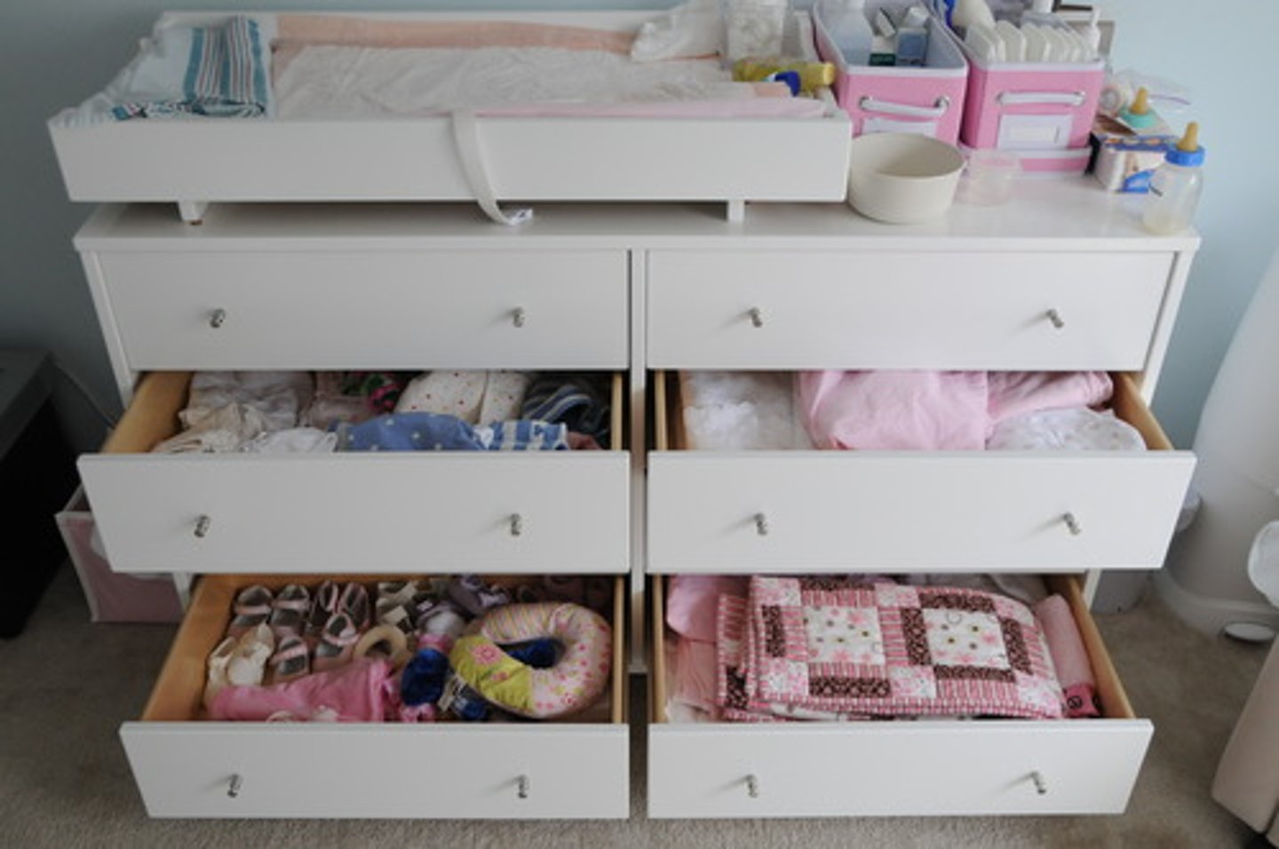 <p>(n) /drɔːr/ ngăn kéo, tủ có ngăn kéo</p>