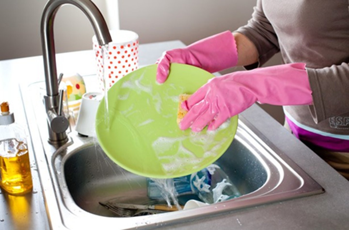 <p>to wash (the dishes)/to do the dishes</p>