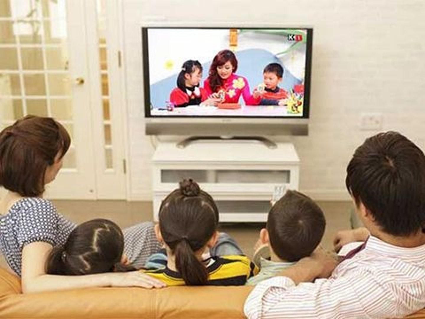 <p>a person watching television</p><p>(người xem TV)</p>