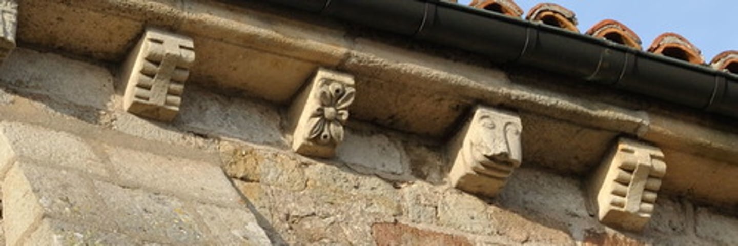 <p>Bordure, formée d'une ou plusieurs moulures en saillie, couronnant un mur, un piédestal, qui protège de la pluie les parties sous-jacentes et, le cas échéant, supporte la base du comble.</p>