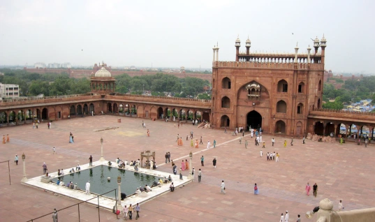<p>has a fountain for ablutions (spiritual cleansing of the body) and found in mosques</p>