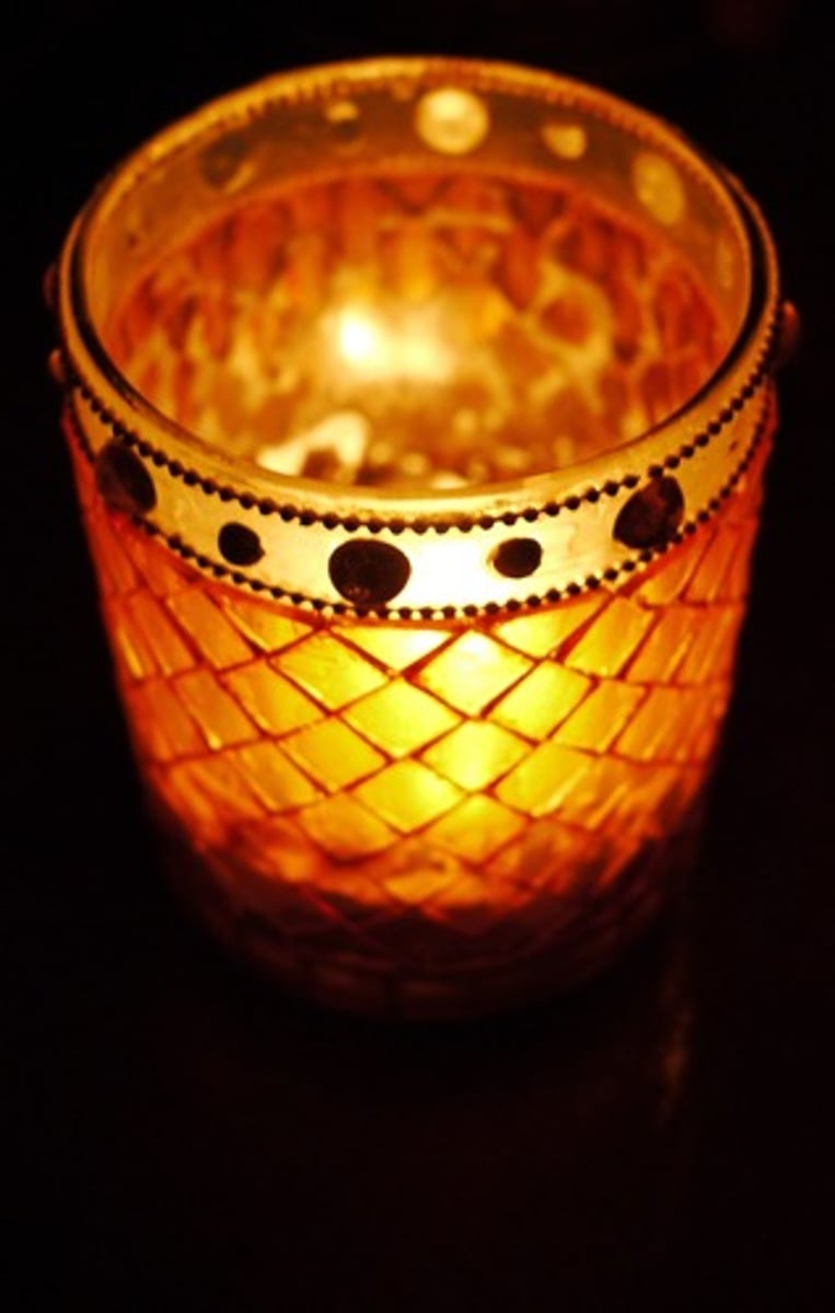 <p>(adj) chiếu sáng mờ mờ, tối lờ mờ</p><p>example: The room was ___, creating a cozy atmosphere</p>