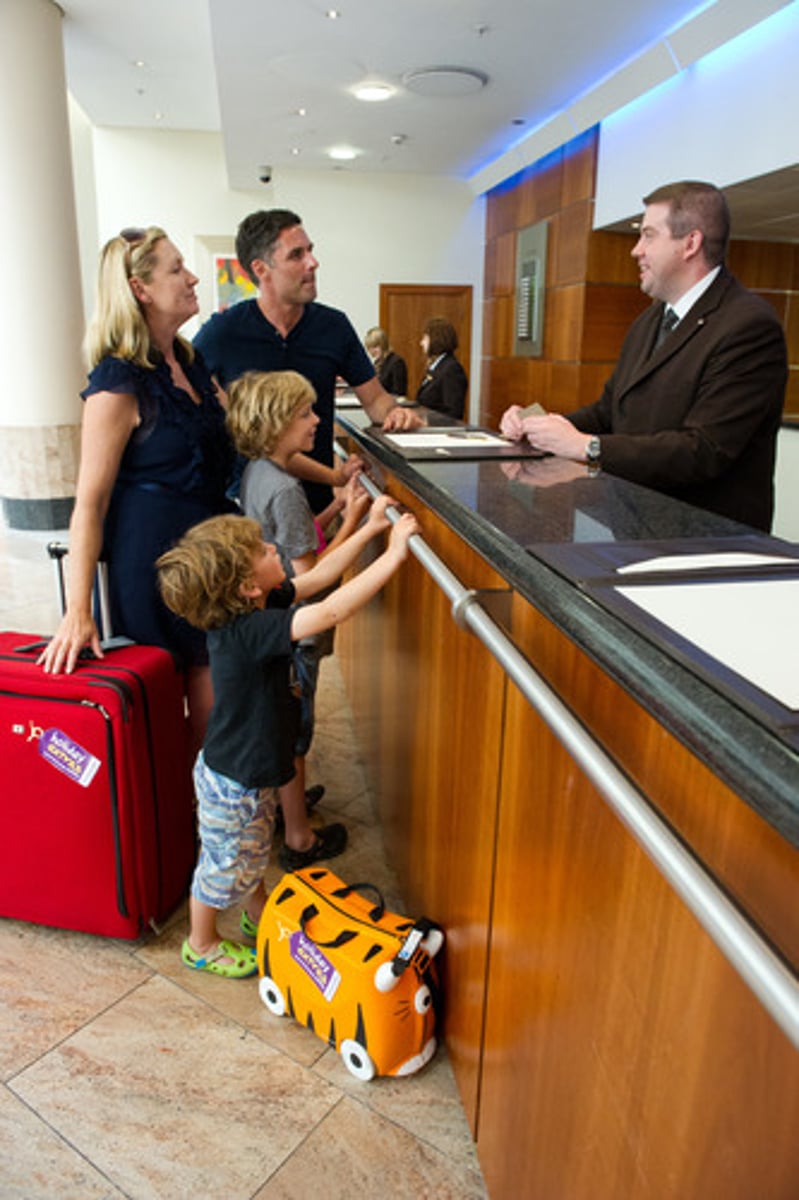 <p>hacer/tener una reservación</p>