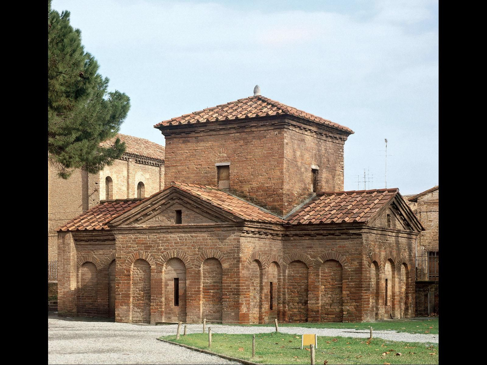 Highly decorated w/ many mosaics, etc., combo of basilica and central plans