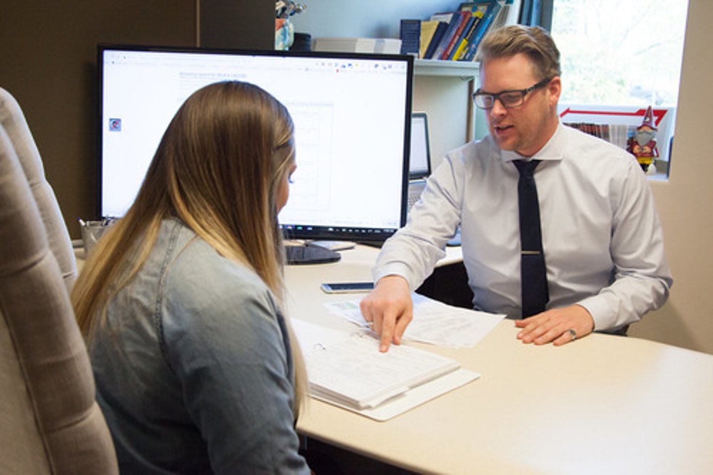 <p>người đánh giá. Ex: The _____ gave detailed feedback on the report.</p>