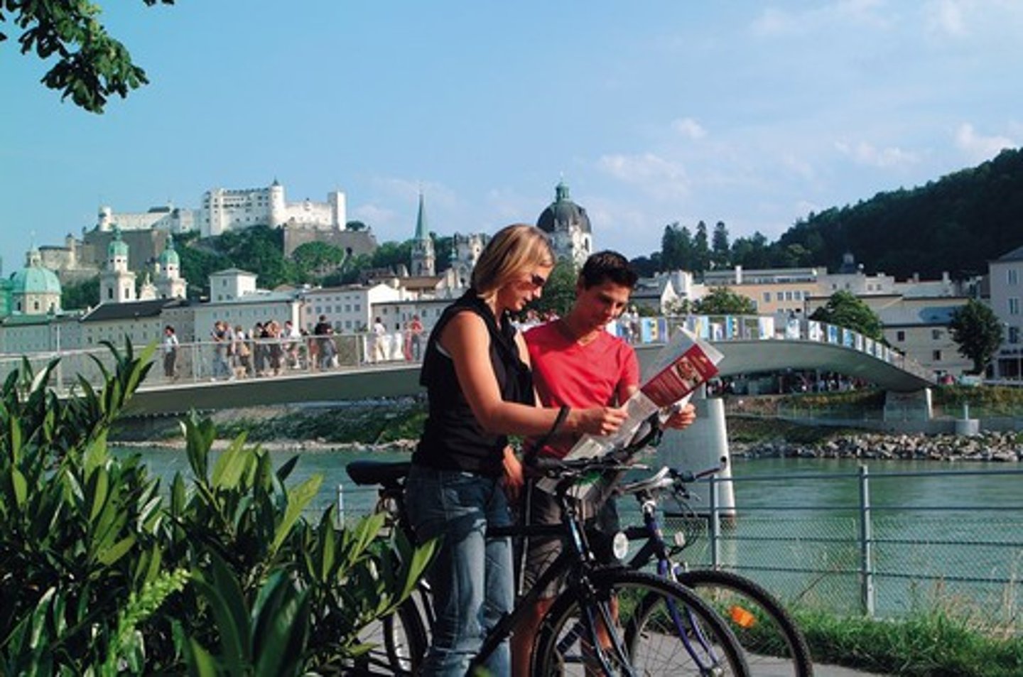 <p>оглядати визначні місця</p>