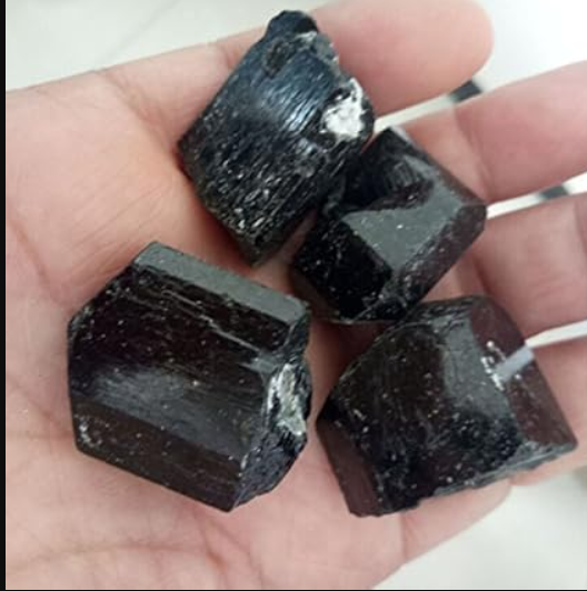 <p>-trigonal crystal system </p><p>-hard 6.5-7.5</p><p>-sometimes black/gray</p><p>-clastic sedimentary</p>