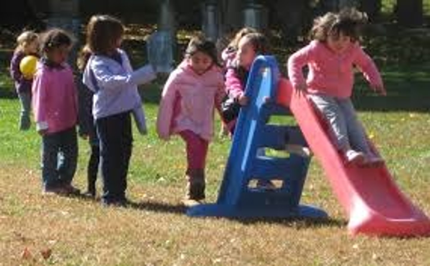 <p>lún (to take turns), tới lượt</p>